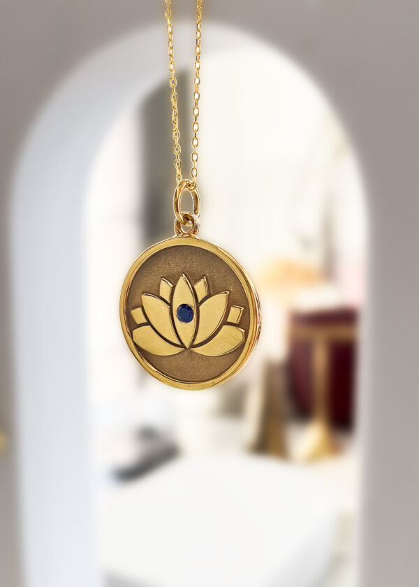 Safir Taş Detaylı Lotus Sembollü Gümüş Kolye | 22K Altın Kaplama - Görsel 4